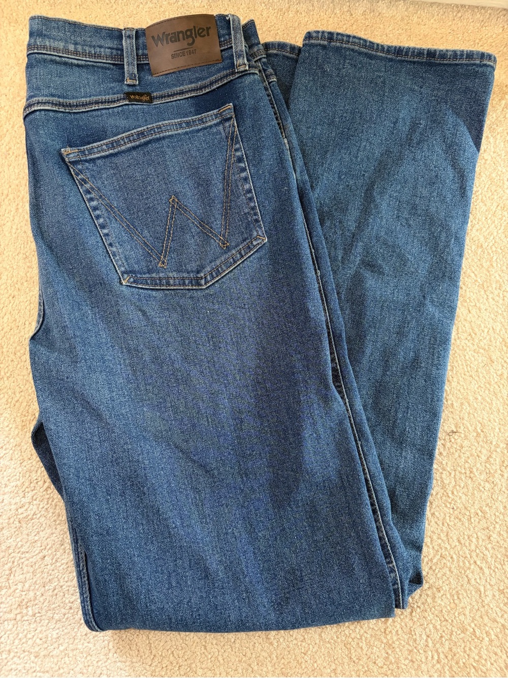 Wrangler Men’s Straight Jeans 36x34 (MEASURES 38x34)